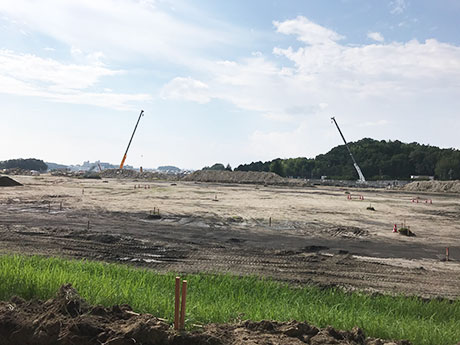 陸上競技場のトラック、及びフィールドの建設が始まりました。