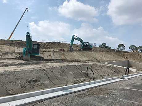 第1駐車場からのスロープ工事が始まりました。