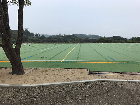サッカー・ラグビー場の人工芝敷設工事が始まりました。